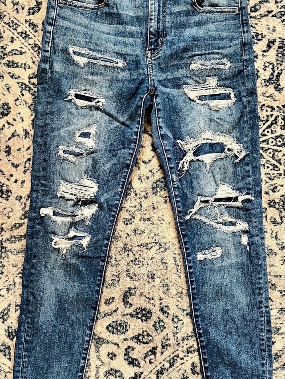 American Eagle Super Stretch Distressed Jeans in Blue Size 8